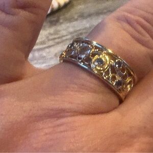 EUC, intricate swirl designed band gold plated with stone accents. Sz. 9